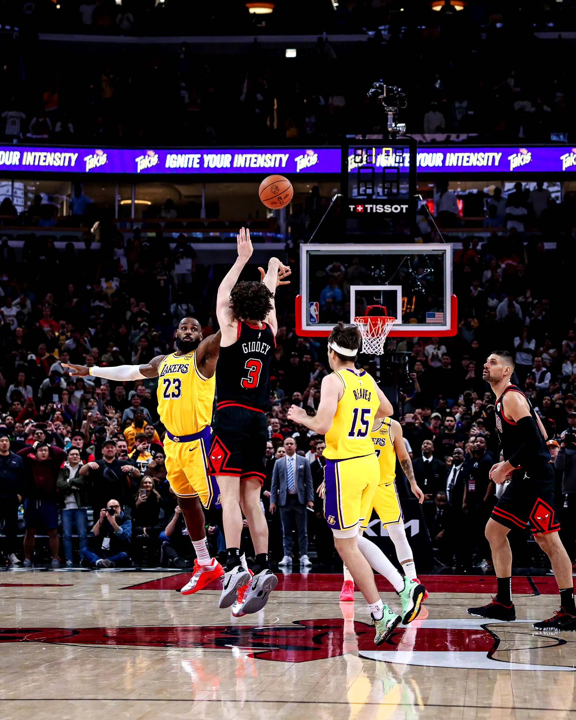 开云sport-湖人客场逆转,取得关键胜利