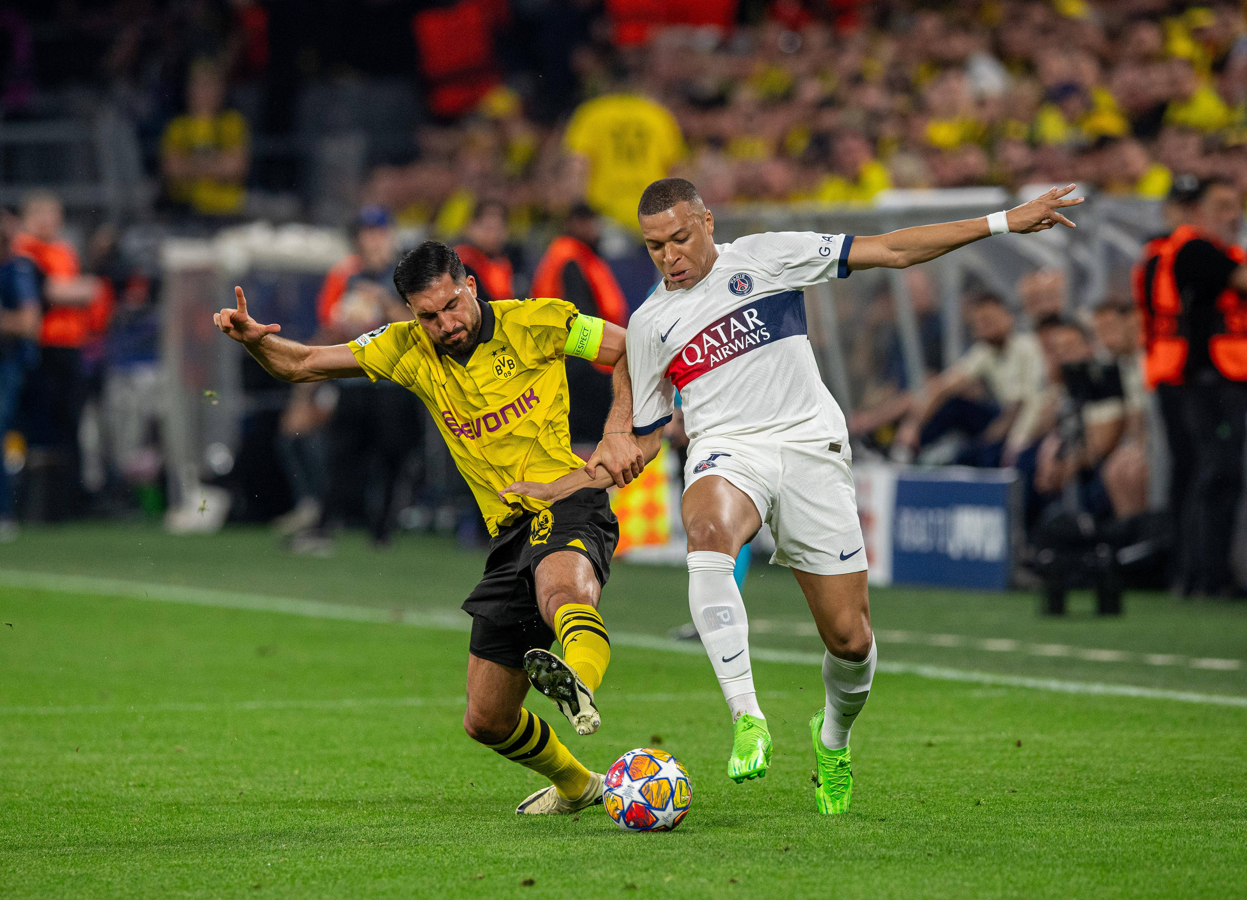 开云体育官网-足球场上呈现激烈拼搏,选手奋力争胜