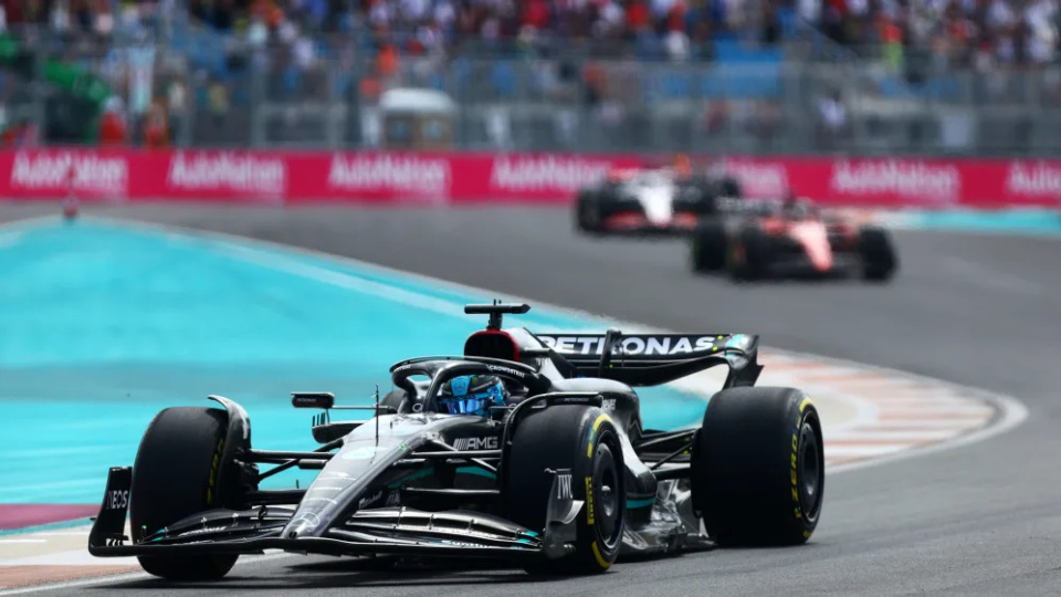 阿斯顿马丁横扫红牛车队，拉塞尔带队取胜