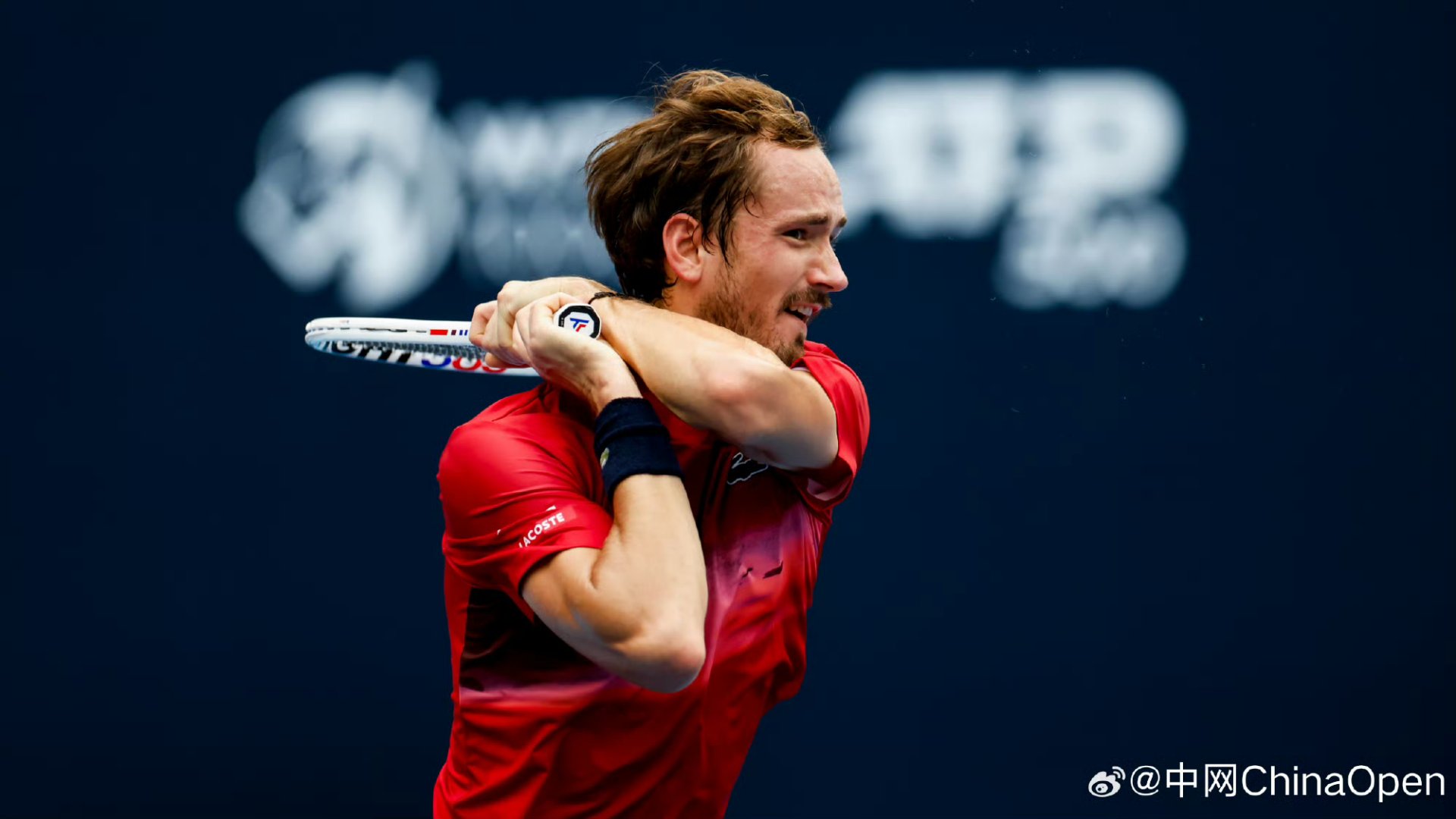 开云-拉沃尔杯险胜年终总决赛，梅德韦杰夫点燃赛场