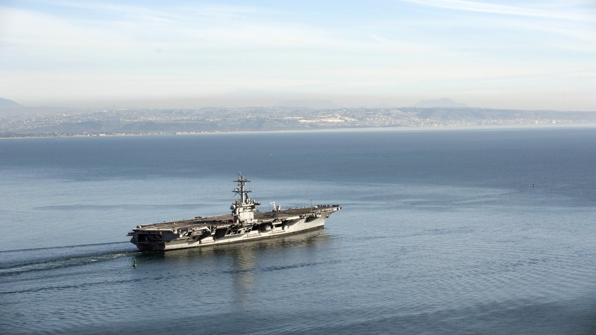 开云体育app-实际上包含了两个不同维度的事件—这本身就是一个有趣的创作切入点。我们可以将它们构思为一场别开生面的世纪跨界友谊赛